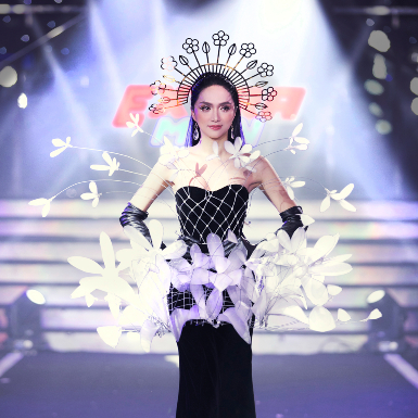 Hoa hậu Hương Giang hóa nữ thần mùa Xuân tỏa sáng trong show diễn “I” của NTK Ngô Mạnh Đông Đông