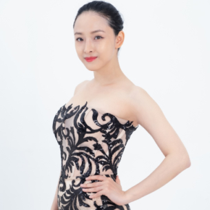 Hoa hậu Trương Hồ Phương Nga tái xuất sàn runway tại show diễn ra mắt BST mới của NTK Nguyễn Tiến Truyển