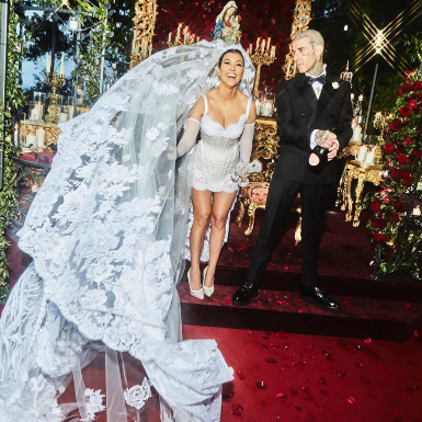 Kourtney Kardashian diện đầm ren dòng Alta Moda của Dolce & Gabbana trong hôn lễ lãng mạn tại làng chài Portofino
