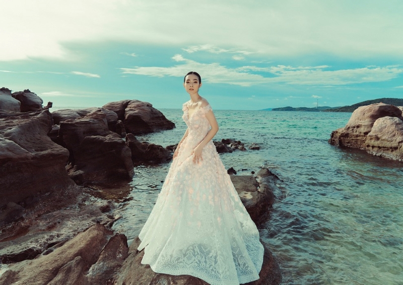 Hoa hậu Pháp Iris Mettenaere siêu đẹp trong váy của NTK Hoàng Hải