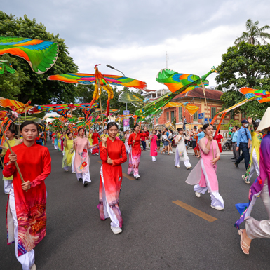 Rộn ràng sắc màu văn hóa trên đường phố Huế