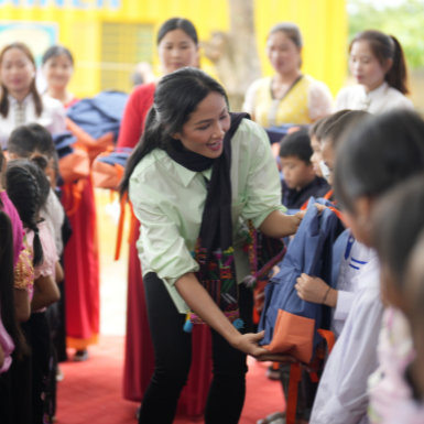 H’Hen Niê vẫn dành thời gian cho hoạt động vì trẻ em dù bận rộn chấm thi Miss Universe Việt Nam