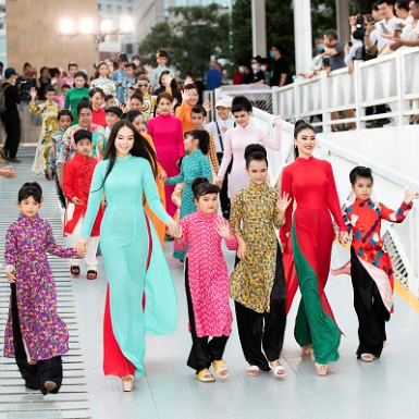 Hơn 100 người mẫu sải bước trên sàn catwalk độc đáo ven sông Sài Gòn