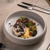 Đầu bếp sao Michelin – Junichi Yoshida: “Điểm đặc biệt của Teppanyaki là sự kết nối giữa đầu bếp và thực khách”