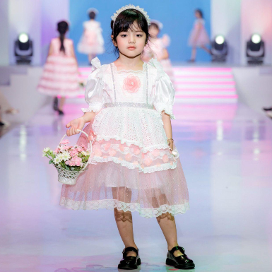 “Thiên thần nhỏ” 4 tuổi gây ấn tượng khi catwalk chuyên nghiệp trên sàn diễn thời trang