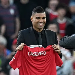 Manchester United chính thức ra mắt ‘bom tấn’ Casemiro