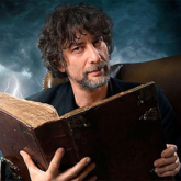 Neil Gaiman – Bậc thầy của những tuyệt tác kỳ ảo từ trang sách đến màn ảnh