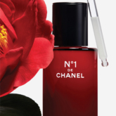 N°1 DE CHANEL Rich Revitalizing Cream: Tái tạo vẻ đẹp vượt thời gian với kem dưỡng ẩm chứa ceramides từ hoa trà đỏ