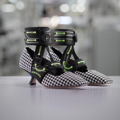 NTK Maria Grazia Chiuri “hồi sinh” thiết kế giày biểu tượng của Christian Dior x Roger Vivier bằng công nghệ hiện đại