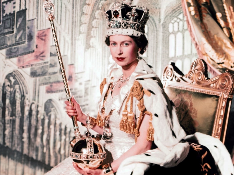 queen elizabeth ii gettyimages 904669426 - Nữ hoàng Anh Elizabeth II – “Biểu tượng bất tử” của thời trang Hoàng gia Anh