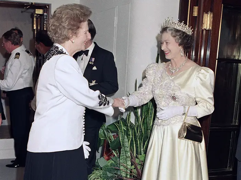 thu - Nữ hoàng Anh Elizabeth II – “Biểu tượng bất tử” của thời trang Hoàng gia Anh