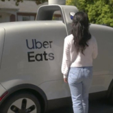 Uber thử nghiệm dịch vụ giao đồ ăn bằng xe không người lái