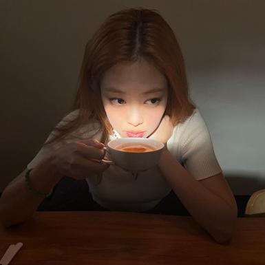 Idol Hàn Quốc uống trà để giảm cân, liệu có thực sự hiệu nghiệm?