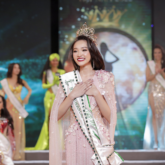 Hoa hậu Ngọc Châu, Á hậu Thuỷ Tiên gây thương nhớ với thiết kế đầm đỏ quý phái