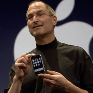 Chiếc iPhone đầu tiên được bán với giá gần 40.000 USD