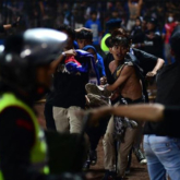 Indonesia đánh giá toàn diện giải bóng đá Liga 1 sau vụ bạo loạn