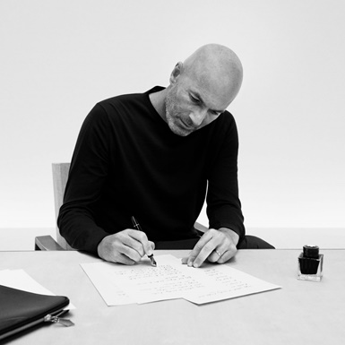 Cầu thủ bóng đá Zinédine Zidane trở thành gương mặt đại diện của thương hiệu nước hoa Montblanc