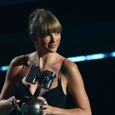 MTV EMAs 2022: “Best Kpop” về tay Lisa (BlackPink), “Chiến thần” càn quét giải thưởng âm nhạc gọi tên Taylor Swift