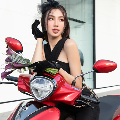 Hoa hậu Thùy Tiên biến hóa trong sắc đỏ-đen đầy quyến rũ