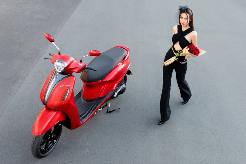 Yamaha Grande ThuyTien 5 - Hoa hậu Thùy Tiên biến hóa trong sắc đỏ-đen đầy quyến rũ