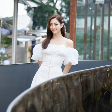 Giảng viên đại học kiêm Hoa hậu Lương Thùy Linh dịu dàng trong thiết kế đầm trắng