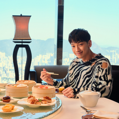 Không có “nóc nhà” Kim Tae Hee bên cạnh, Bi Rain tranh thủ check-in Hong Kong không khác gì travel blogger