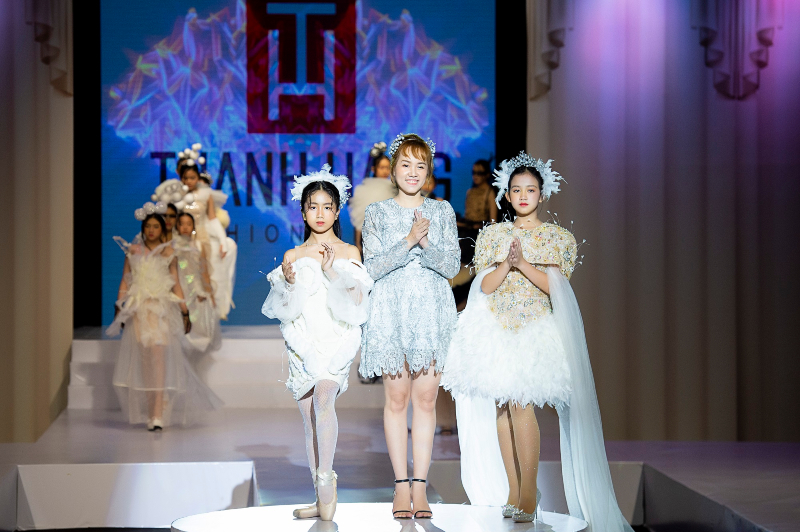 cac bst trinh dien tai vkaff2022 1 - Loạt thiết kế mãn nhãn dành cho mùa lễ hội phủ sóng Vietnam Kids Art Fashion Fest 2022