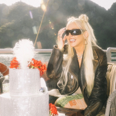 “Birthday Queen” Christina Aguilera gây bão mạng với phong cách retro đón tuổi 42 ở Việt Nam