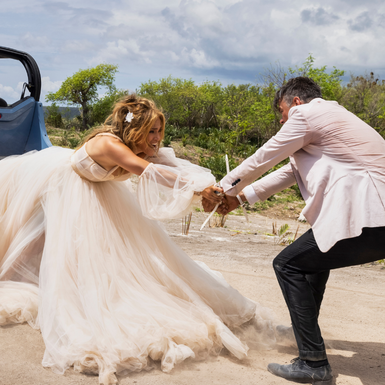“Shotgun Wedding”: Jennifer Lopez lại khoác váy cưới trong phim mới