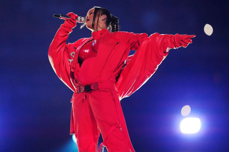 Rihanna Super Bowl 021223 7 thoi trang rihanna tai super bowl 2023 6 - “Nữ hoàng nhạc số” Rihanna bùng nổ mạng xã hội với màn trình diễn tại Super Bowl Halftime Show 2023