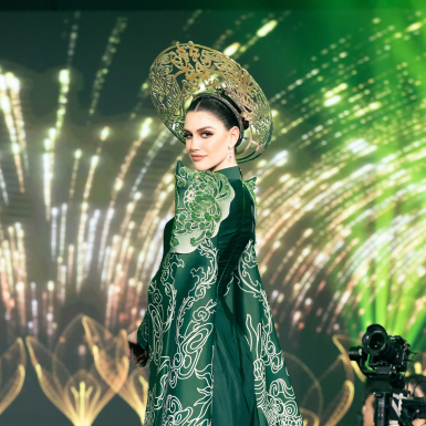 “Hoa hậu đẹp nhất thế giới” đầy thần thái trong tà áo dài Việt Nam