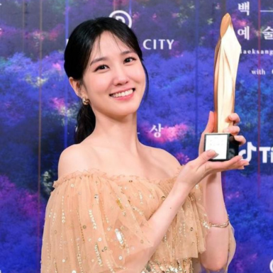 4 khoảnh khắc chỉ tìm thấy tại lễ trao giải Baeksang Art Awards 2023