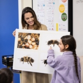 Angelina Jolie cùng Guerlain dạy trẻ em bảo vệ loài ong vì một hành tinh xanh