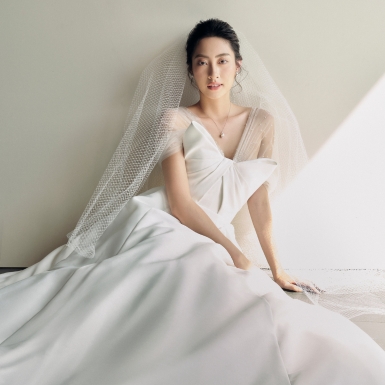 “Cô dâu” Lương Thùy Linh khoe vẻ đẹp tinh khôi trong BST váy cưới của NTK Lê Thanh Hòa