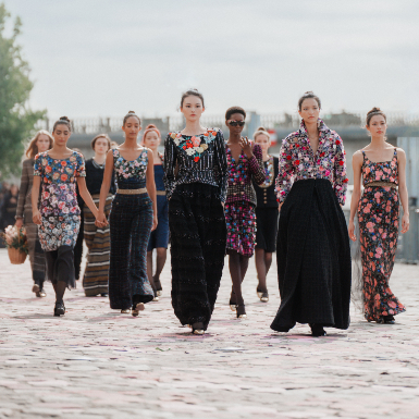 BST CHANEL Haute Couture Thu Đông 2023: Những quý cô “Parisienne” thanh lịch