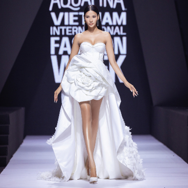 Á hậu Hoàng Thùy “tái xuất” sàn runway, Hoa hậu H’Hen Niê hóa nữ thần trong show thời trang của nhà mốt Việt