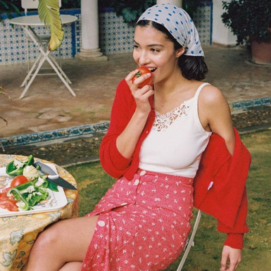 “Níu giữ” dư vị mùa hè với phong cách thời trang “tomato girl” cổ điển và duyên dáng