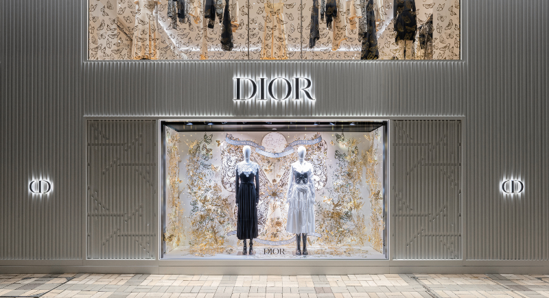Không khí lễ hội tràn ngập khắp các cửa hàng của Dior trên thế giới
