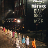 BST CHANEL Métiers d’art 2023/24: Sức sống sôi nổi ở thành phố Manchester