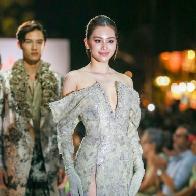 Làm vedette cho show “The Edge of Elegance”, Hoa hậu Trần Tiểu Vy diện đầm xẻ tà hết mực gợi cảm