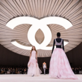 Triết lý vị lai của Karl Lagerfeld được Kim Jones tái hiện qua BST Fendi Haute Couture Xuân Hè 2024