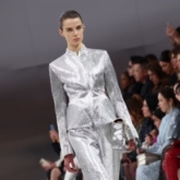 Triết lý vị lai của Karl Lagerfeld được Kim Jones tái hiện qua BST Fendi Haute Couture Xuân Hè 2024