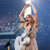 Hết mình với cả tình yêu và sự nghiệp, “siêu sao năng suất nhất năm” gọi tên Taylor Swift