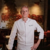 Bếp trưởng Arnaud Schuttrumpf mở đầu chương mới về ẩm thực Pháp