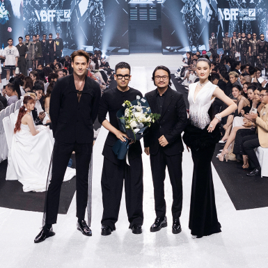 Hoa hậu Ý Nhi catwalk cùng Nam vương Thế giới 2019 Jack Heslewood tại show “Man of Youthful” của NTK Hà Duy