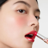 Từ “berry blush” đến “sunburnt blush”, đâu là xu hướng má hồng đang càn quét mùa hè này?