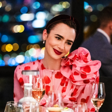 “Mở khóa” tủ đồ thời trang của “nàng tắc kè hoa” Lily Collins trong “Emily in Paris 4”