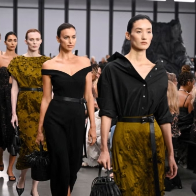 BST Michael Kors Xuân Hè 2025: Nét lãng mạn u ám song hành cùng vẻ đẹp tự do của thiên nhiên nước Ý