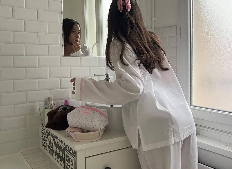 tay-trang-co-tac-dung-hoa-tan-lop-trang-diem-bui-ban-va-dau-thua-bam-tren-da