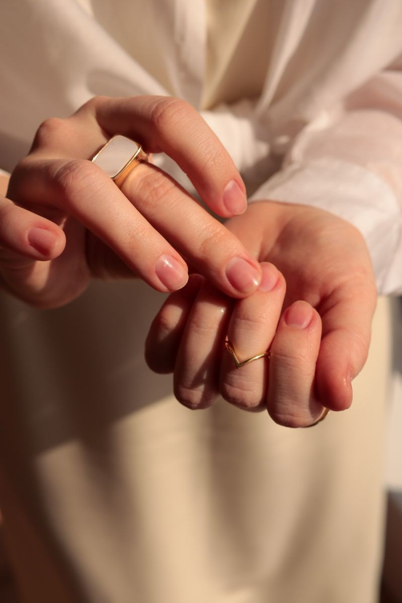 uong-nhieu-nuoc-va-massage-tay-thuong-xuyen